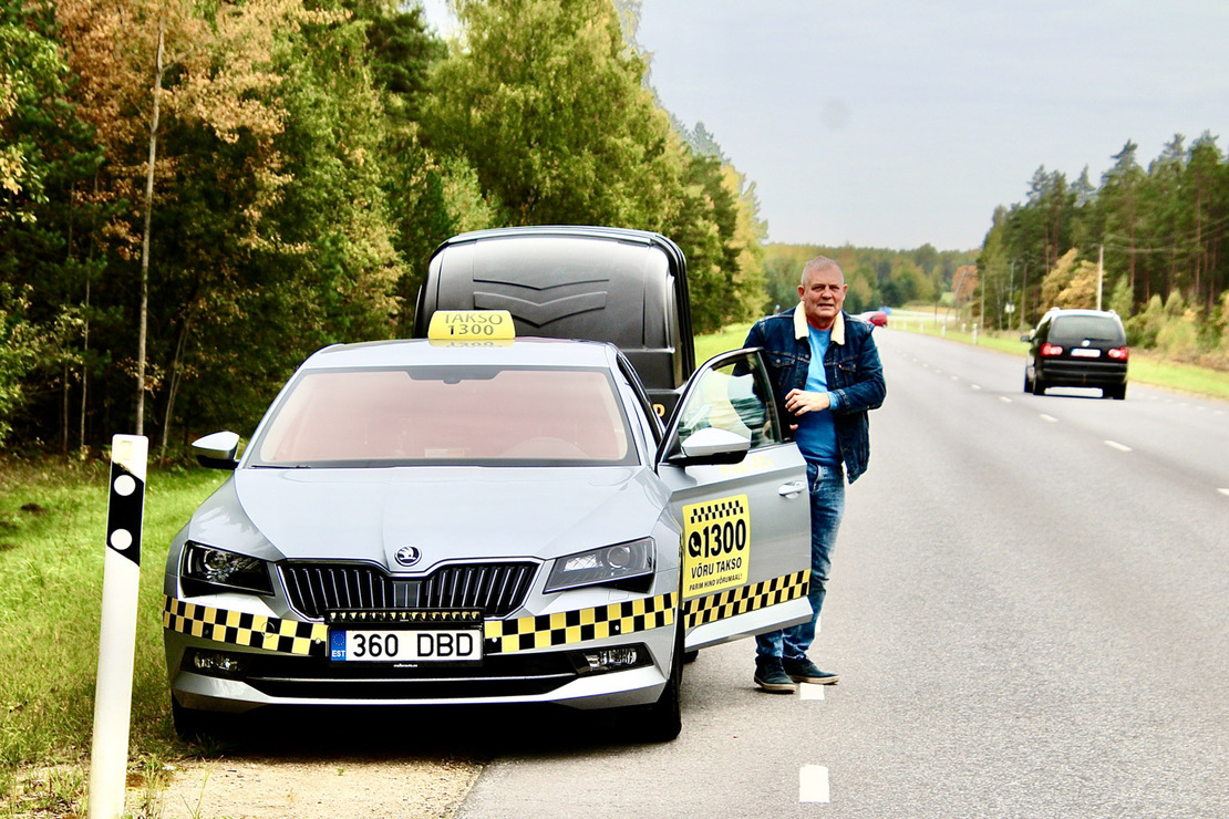 Kalev Sissas oma silmapaistvate reklaamidega takso ja taksokäruga Käätso sirgel. Foto: KALEV ANNOM