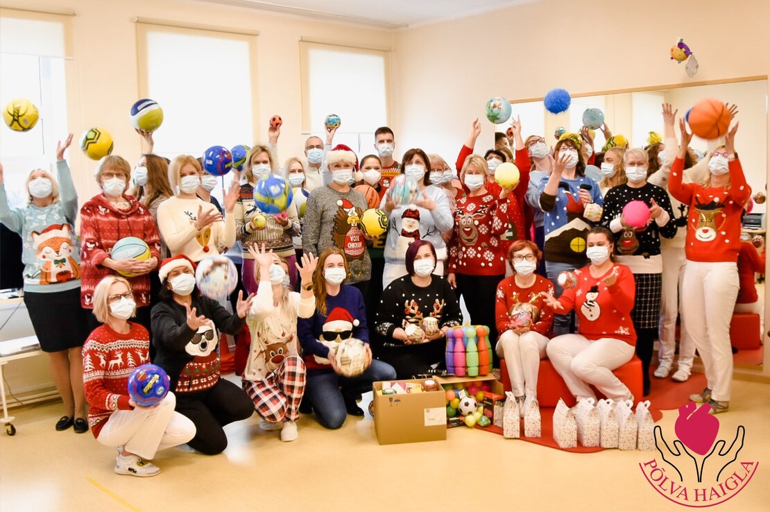Suur osa Põlva haigla töötajatest asendas jõulukampsuni päeval töövormi toreda jõuluteemalise riietusega, et näidata oma tahet head teha. Foto: PÕLVA HAIGLA