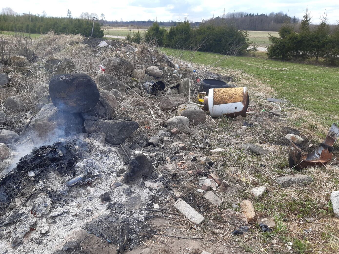 23. aprillil kella 13.45 ajal avastasid patrullivad päästjad Põhja-Sakala vallas Ängi külas lõkke, milles elanikud kaltse ja muud prügi põletasid.