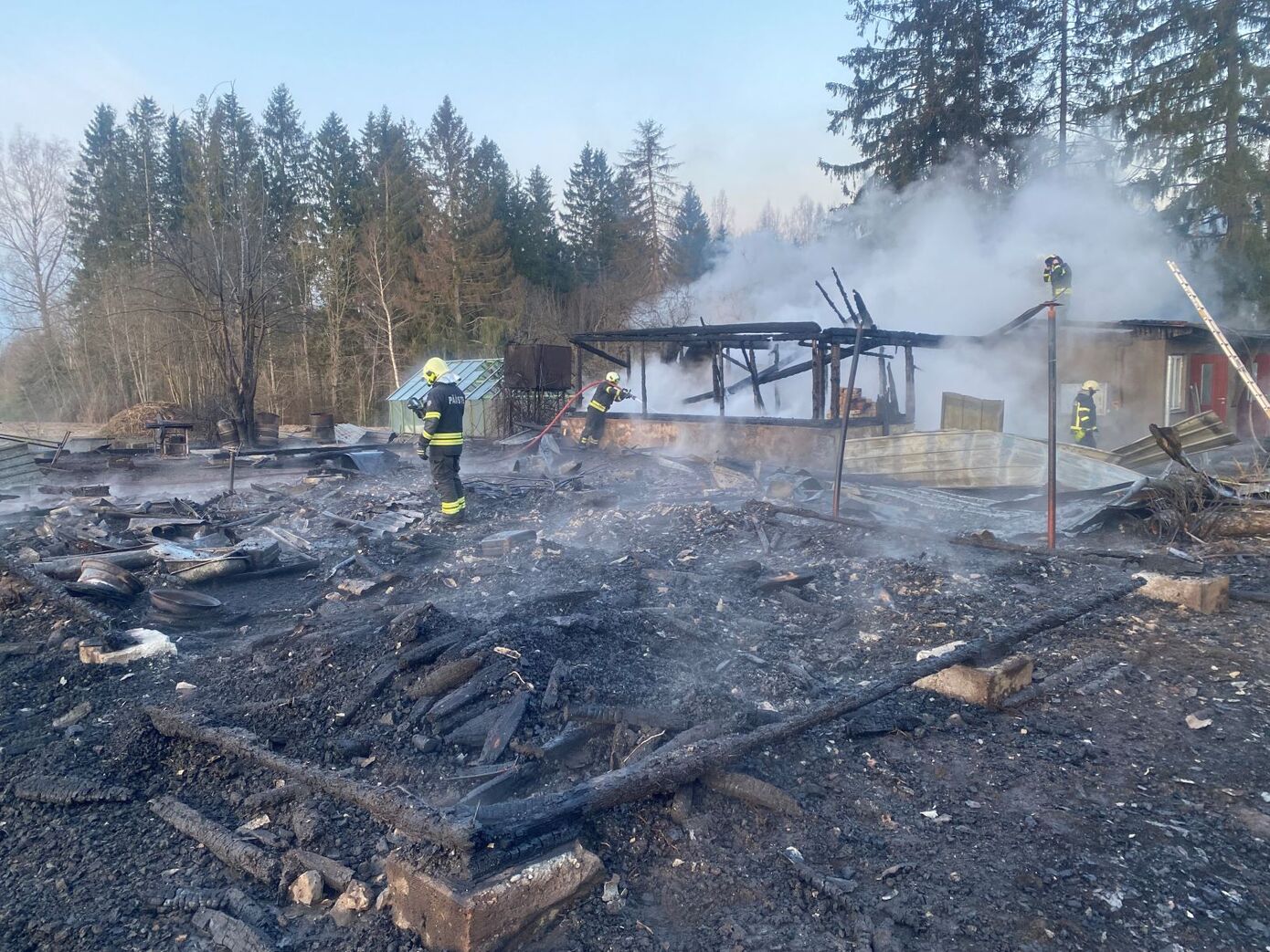 24. aprillil kella 3.57 ajal põles Põltsamaa vallas Pudivere külas kõrvalhoone ja sellega kokku ehitatud elumaja.
