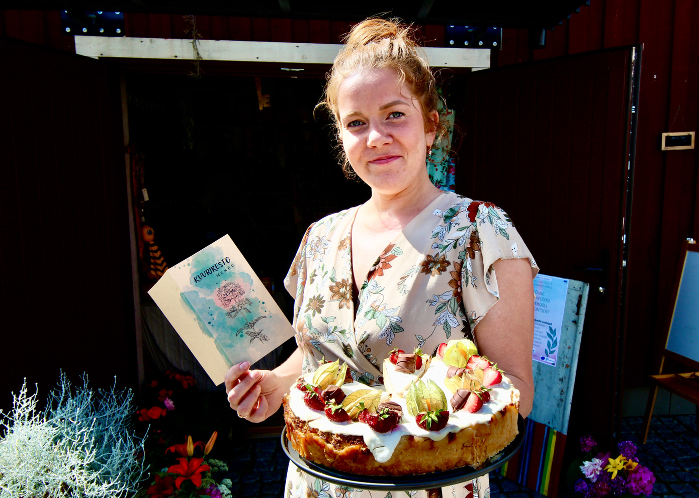 Kuuriresto perenaine Mari-Liis Henk demonstreerib kuuriresto kooki ja menüükaarti. FOTO: Kalev Annom