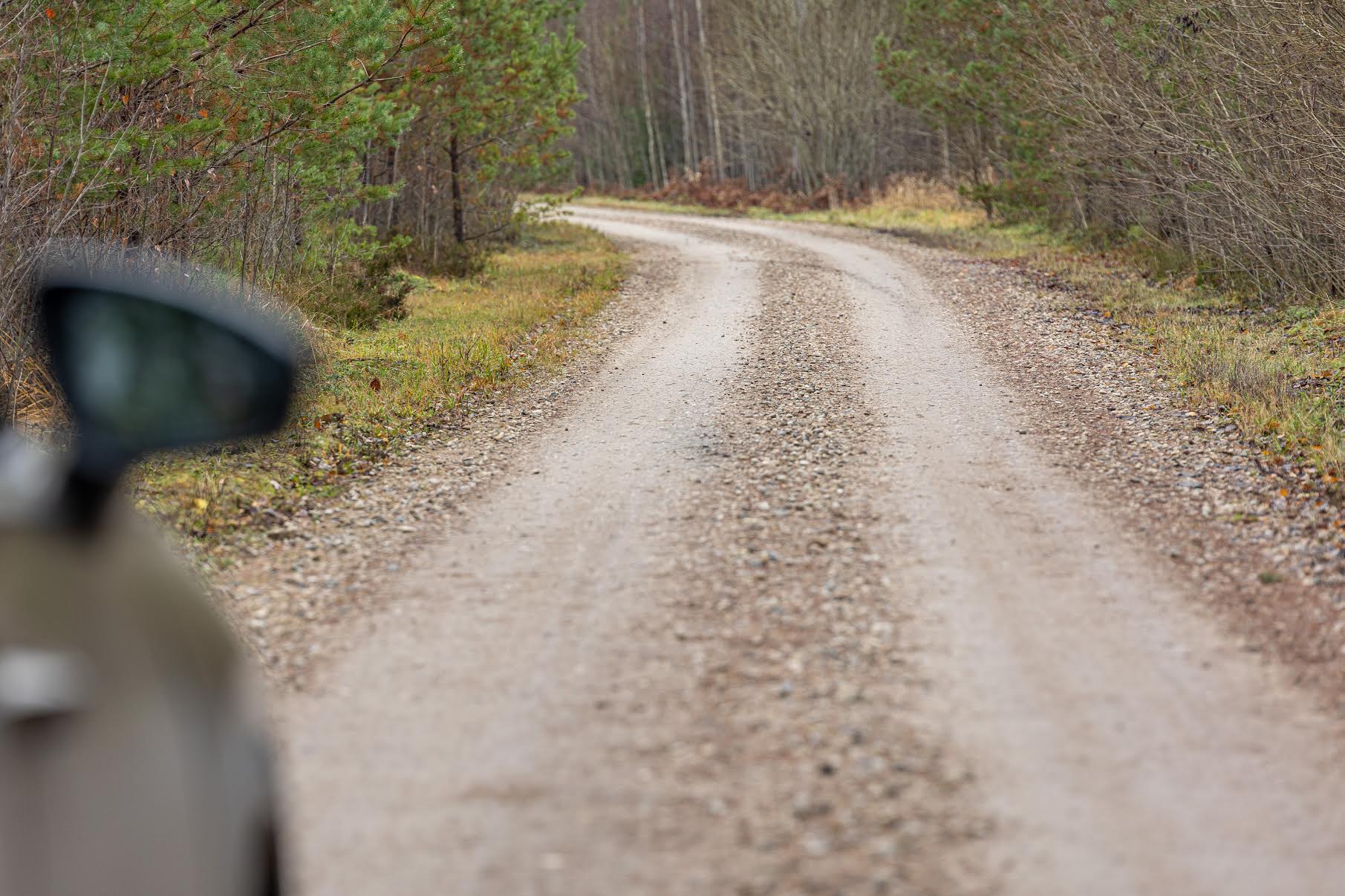 Kuigi kullerfirmad nurisevad Võrumaa kruusateede seisukorra üle, siis on spetsialistide sõnul siin kandis asuvad teed erinevas seisus ning neile ühtset hinnangut anda ei ole võimalik. Foto: AIGAR NAGEL