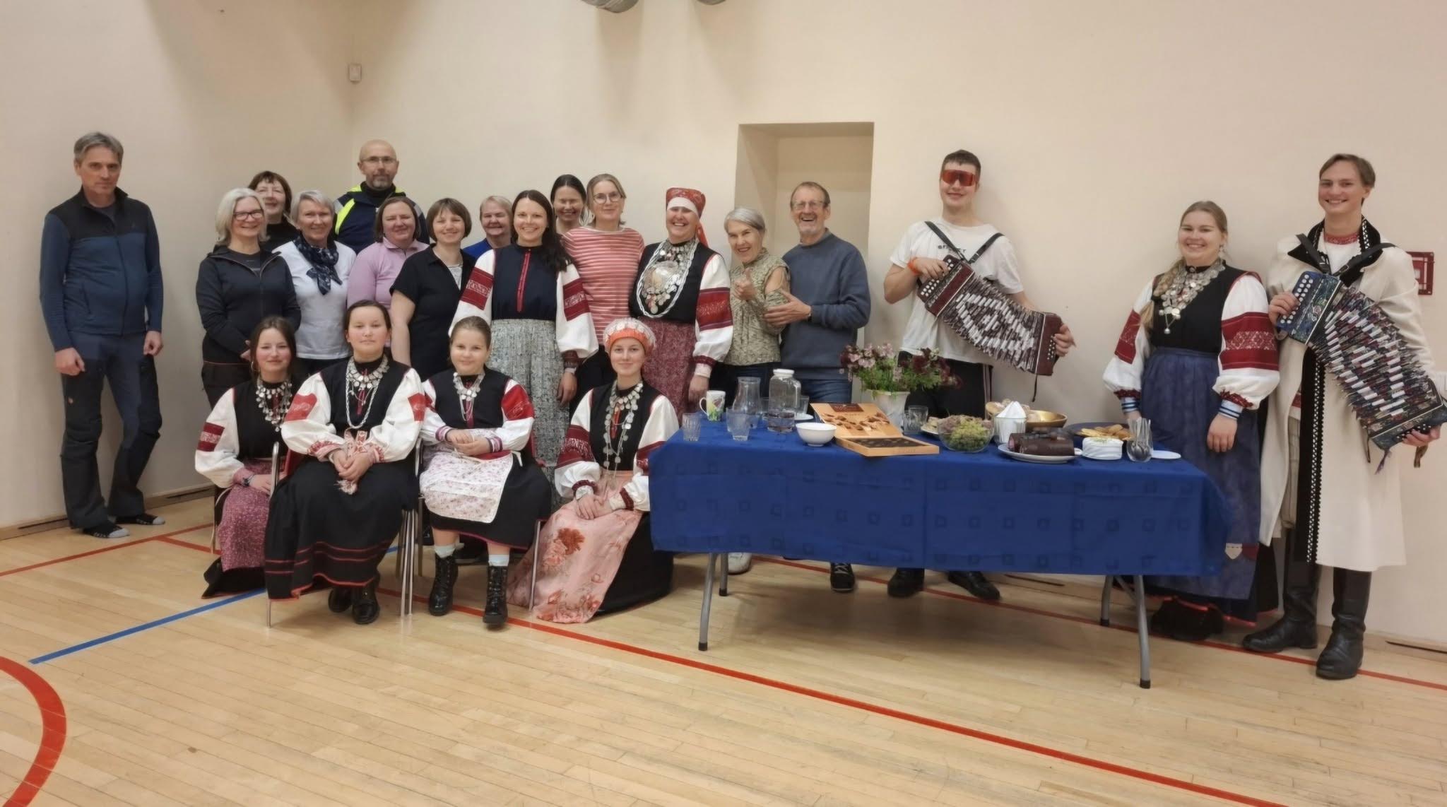 4. oktoobril täitus Obinitsa külakeskuse saal Seto Nädalal naeru, pillimuusika ja tantsuga. Pilli mängisid Gerd Palok, Pilleriin Palok ja Rain Oper. Neid juhendasid Sigrid Pärtin, Katarina-Lee Saarekivi ja Kadrine Elisabeth. Foto: ERAKOGU