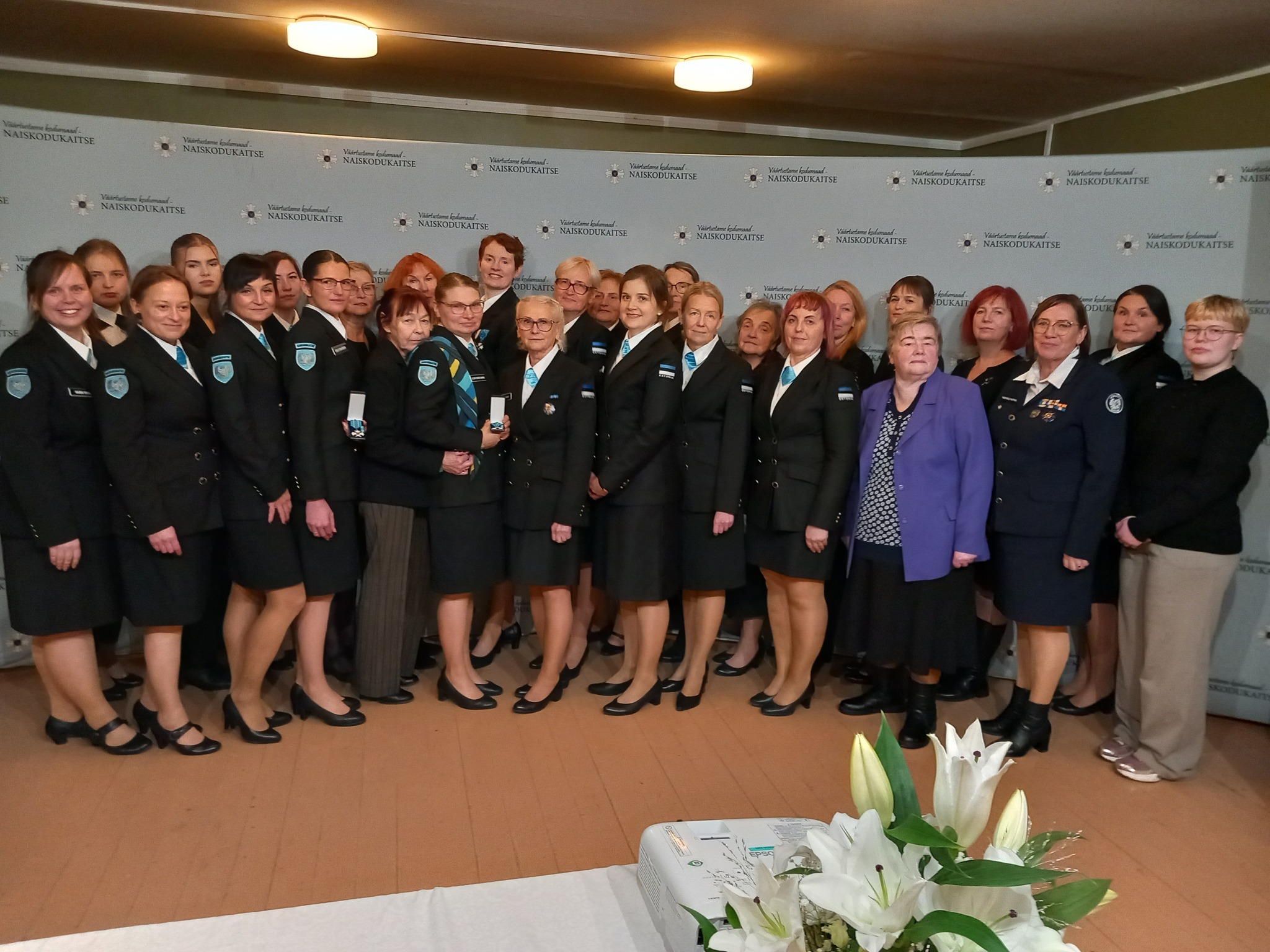 Fotol esireas vasakult neljas Egle Davõdov ja vasakult kuues Eleri Dräbtsinski. Foto: NAISKODUKAITSE VÕRUMAA RINGKOND